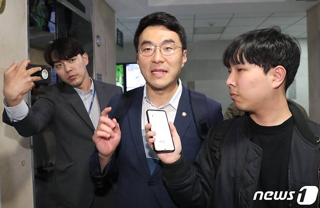 가상자산 보유 논란이 계속되고 있는 김남국 더불어민주당 의원이 9일 저녁 서울 여의도 국회 의원회관 의원실에서 나와 취재진의 질문을 받으며 이동하고 있다. 2023.5.9/뉴스1 ⓒ News1 송원영 기자