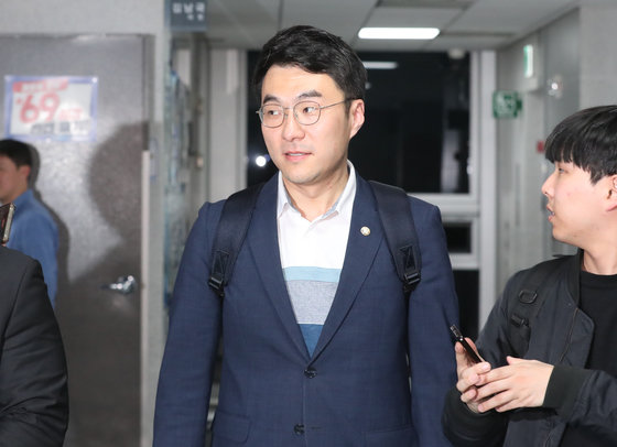 가상자산 보유 논란이 계속되고 있는 김남국 더불어민주당 의원이 9일 저녁 서울 여의도 국회 의원회관 의원실에서 나와 취재진의 질문을 받으며 이동하고 있다. 뉴스1