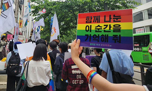 서울 서대문구 연세로를 따라 집회 참석자들이 행진하고 있다.
