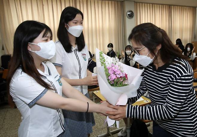 스승의날을 이틀 앞둔 지난 13일 전북 전주시 호남제일고등학교에서 학생들이 감사한 마음을 담아 선생님에게 꽃을 선물하고 있다.(사진=뉴시스)