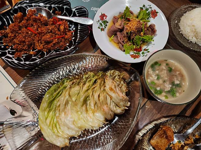 137 필라스의 식단은 건강과 맛을 우선시한다. 루아이 미트르 쏭로어의 저녁상 중 일부. 살짝 데쳐 양념한 배추요리가 단순하면서도 일품이고 건강한 맛이다.