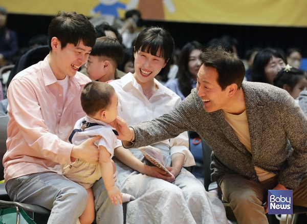 오세훈 서울시장이 제1회 서울엄마아빠 행복축제에서 서울엄빠 행복한 순간 공모전 대상 수상자인 유희진 씨의 아들을 보며 할아버지 미소를 감추지 못하고 있다. 이효상 기자 ⓒ베이비뉴스