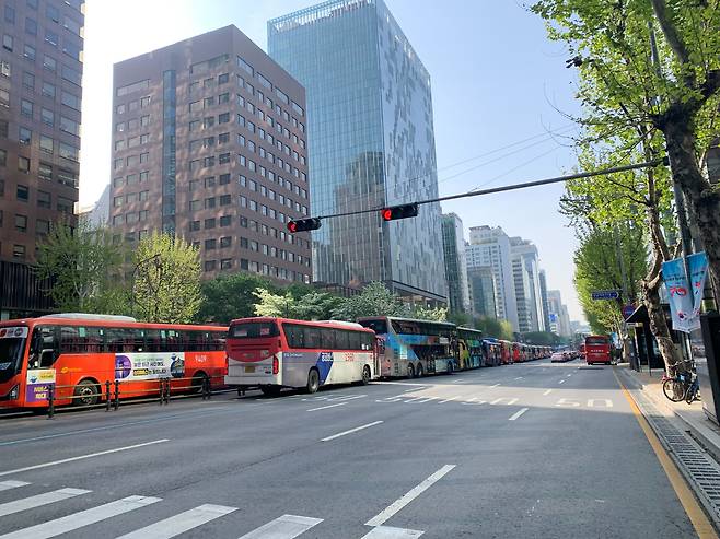 지난달 27일 오전 8시 30분 서울 지하철 신분당선 강남역 버스정류장 주변으로 버스 수십대가 늘어서면서 버스 전용 차로가 양방향 모두 정체를 빚고 있다. /박혜연 기자