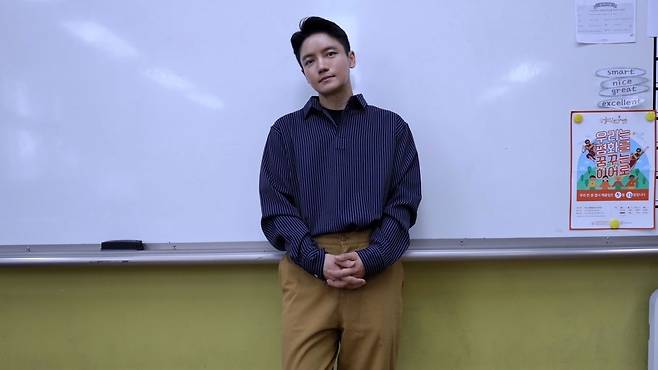 파평초등학교 교사 이현길(40)씨. 이씨는 지난해 9월부터 유튜브와 틱톡 등 온라인 플랫폼에 학생들과 촬영한 '댄스 챌린지' 영상을 올렸다. 이 영상들이 수백만 조회수를 기록하며 화제가 됐다. /이현길씨 제공