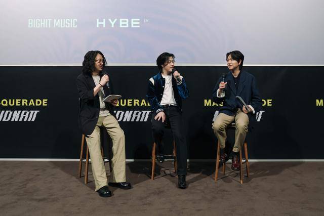15일 오후 서울 용산구 CGV 용산에서는 미드낫 첫 디지털 싱글 '마스커레이드(Masquerade)' 발매 기념 기자간담회가 개최됐다. 사진은 (왼쪽부터) 정우용 하이브IM 대표, 미드낫, 신영재 빅히트뮤직 대표. 하이브 제공