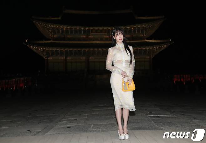 Seoul=) = Actor IU poses at the 2024 Cruise Show Photocall Event of Gucci (Gucci) held at the entrance of Gyeongbokgung Geunjeongjeon, Jongno-gu, Seoul on the 16th. 2023.5.16