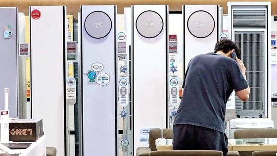 15일 서울 중구 롯데하이마트 서울역롯데마트점에 에어컨이 전시돼 있다. 뉴스1