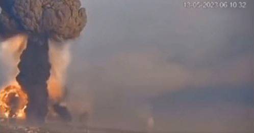 우크라이나 흐멜니츠키 탄약 공장이 폭격으로 폭발이 일어나 버섯구름이 피어오르고 있다. 트위터 캡처