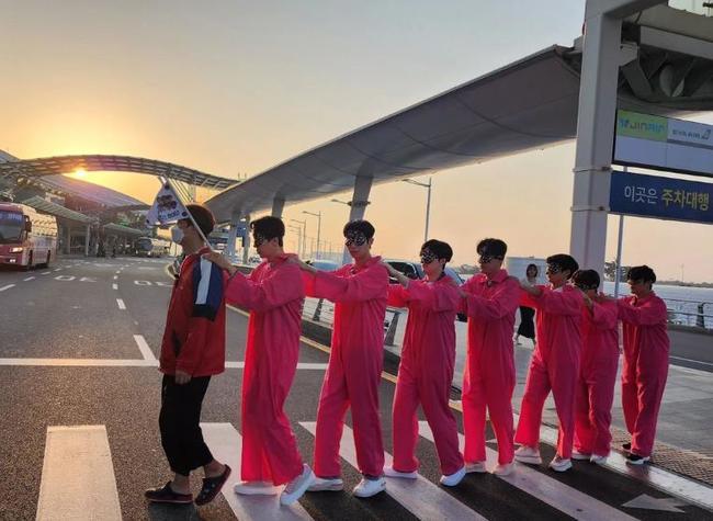  ⁇  The Burning Roses! ⁇  Members departed for Bintan, Indonesia.Tag: the burning roses!In Indonesia  ⁇  is a burning Mr. Trotman  ⁇  TOP7 Son Tae-jin - Charles V, Holy Roman Emperor - min su-hyun - Kim Jung-yeon - Park Min-soo - meritorious service - Enoch is a concept that goes wherever fans call. It is a high-quality music show that freely presents various genres of music including Trot.In the last  ⁇ rose corps  ⁇  first  ⁇ IN Malaysia  ⁇  special feature, TOP7 captures the locals with a live show and dance stage that is full of heat and sex. It proved the possibility of globalization of Trot and made the viewer proud.In this regard, TOP7 Son Tae-jin - Charles V, Holy Roman Emperor - min su-hyun - Kim Jung-yeon - Park Min-soo - meritorious service - Enoch is taking a look at the departure of Indonesia Bintan.In particular, TOP7 has laughed at the scene of moving to a performance place without wearing an eyeglass without listening to the filming location from the production crew at the time of shooting in Malaysia.This time, TOP7 is wearing red clothes from the airport, wearing an eyeglass, holding each others shoulders and walking in a row.TOP7 is also wondering what kind of surprise mission is given to TOP7, and TOP7 is raising the question of what kind of chemistry it will solve.In addition, TOP7 arrives in Singapore and shows off a variety of travel fashions full of refreshing sensations at the airport lobby and entrance.In addition, TOP7 is sitting on a boat heading to Bintan and is drawing attention with a look full of Selem. With TOP7 scheduled to return home on the 17th after a two-night, three-day schedule, expectations are high for TOP7s performance in Indonesia, which will captivate local fans with its upgraded skills and stage manners.