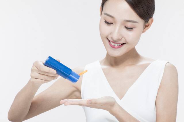 자외선 차단제는 외출 30분 정도 전에 최소 손가락 한 마디 정도의 양을 덜어 햇볕에 노출되는 부위에 꼼꼼히 발라줘야 한다./사진=클립아트코리아