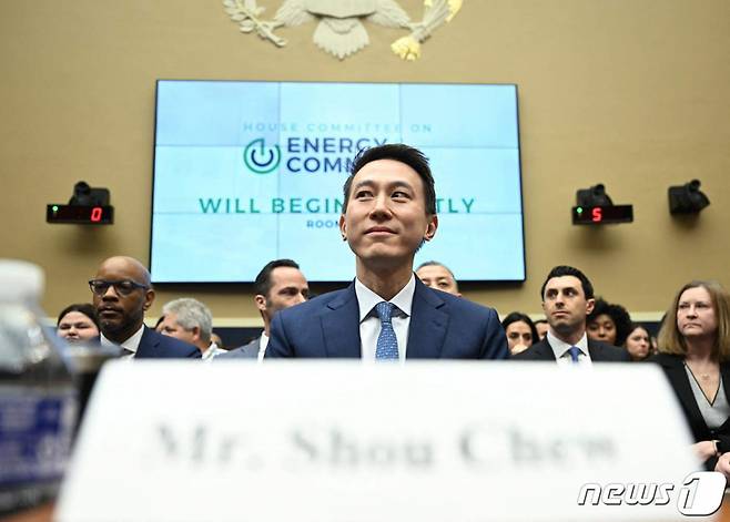 추 쇼우즈 틱톡 CEO가 23일(현지시간) 워싱턴 의사당의 하원 에너지 및 상업위원회 청문회에 출석을 하고 있다. /AFPBBNews=뉴스1