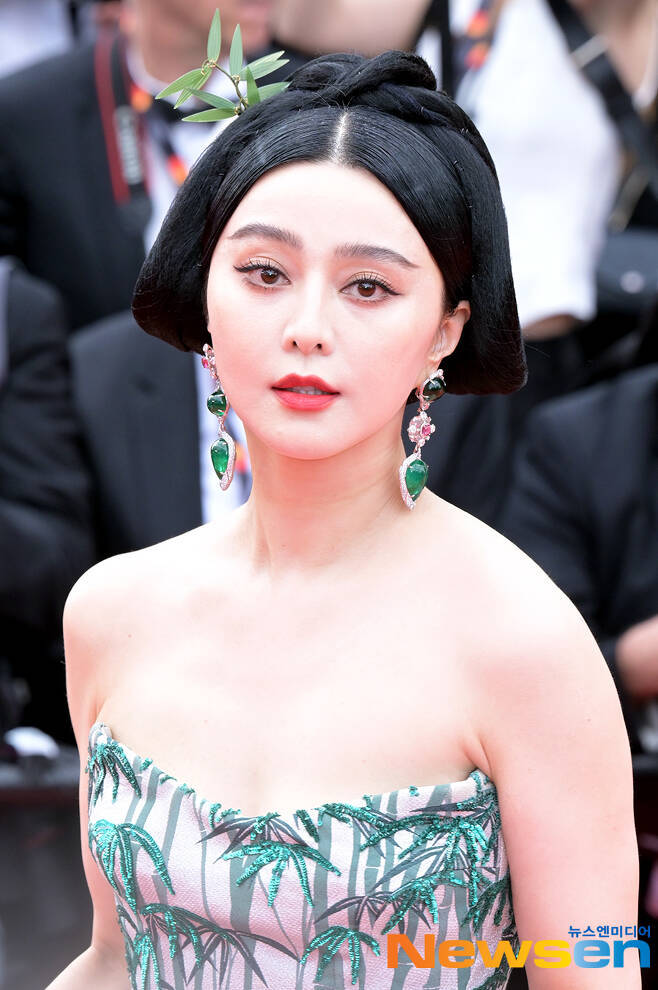 Fan Bingbing, the top Chinese actor, appeared at the 76th Cannes Film Festival Red Carpet.Fan Bingbing attended the premiere of the opening film Jean du Bari at the Palais des Festivals Lumiere in Cannes, southern France, on the evening of May 16.On this day, Fan Bingbing appeared in a colorful off-shoulder dress with tigers and bamboo. Fan Bingbing captivated Khan with his voluminous body and elegant and oriental charm.It is the first time in about five years that Fan Bingbing has been on Red Carpet since the 71st Cannes International Film Festival in 2018.Fan Bingbing disappeared after being caught up in a huge tax evasion scandal in 2018. Fan Bingbing has been rumored to be involved in exile, death, detention, and politician Scandal for some time.Since then, Fan Bingbing has paid taxes to the Chinese tax office and has continued to live in the Hollywood movie 355 last year. Recently, he made a special appearance in the Korean drama Insider.Meanwhile, the 76th Cannes Film Festival will be held until the 27th. A total of seven Korean films were invited by Cannes in various categories, including non-competition and critics week.The opening film of the 2023 Cannes Film Festival is Hollywood actor Johnny Depps first comeback in three years, Jeanne du Barry, which depicts the turbulent story of King Louis XV of France and his last mistress and companion Jean du Barry./ Jung Yoo-jin