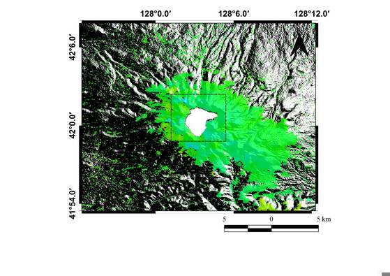 지난해 4분기 지표가 움직이는 변화를 분석한 백두산의 위성 영상 분석 자료. 지표 변화가 거의 없으면 초록색으로 표시된다. 하얀 부분이 천지. 〈사진=기상청〉