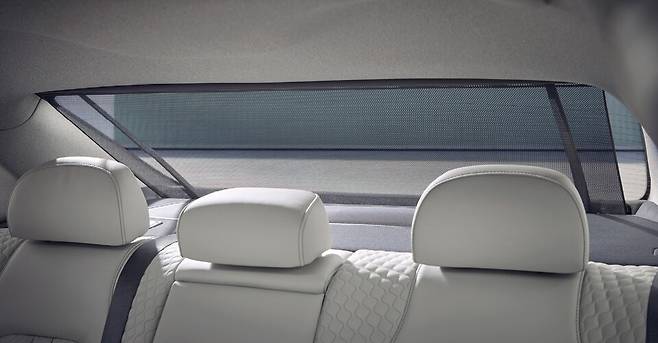 사진 : 쏘나타 디 엣지 N 라인 뒷면 전동식 커튼