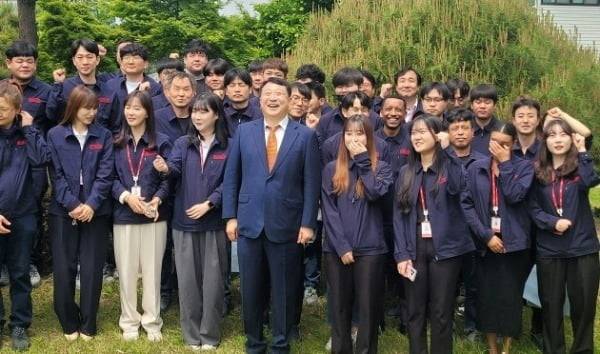 신동우 나노 회장(가운데)과 직원들이 지난 12일 회사 창립 24주년을 맞아 경북 상주 본사 정원에 모여 기념촬영하고 있다. /이정선 중기선임기자