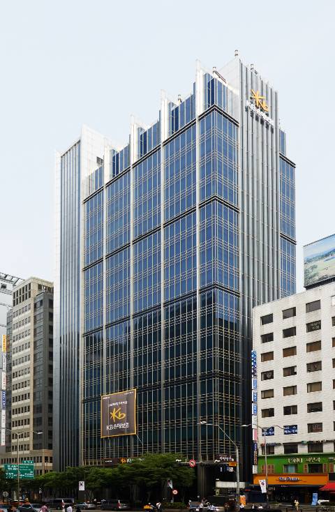 KB손해보험이 펫보험 시장 점유율 확대를 위해 보장을 강화한 '장기펫보험'을 내놓는다. 사진은 KB손보 강남 사옥./사진=KB손보