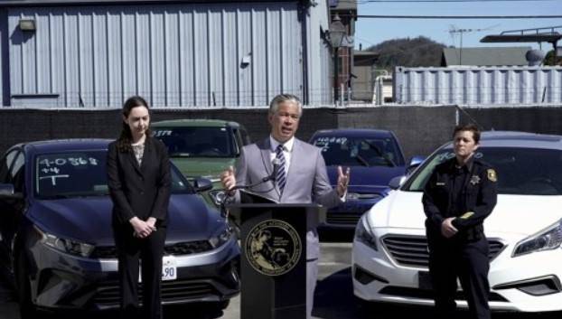 롭 본타 미국 캘리포니아주 검찰총장(가운데)이 지난달 20일(현지시간) 캘리포니아주 버클리에서 현대차·기아 차량 도난 피해 급증에 대해 기자회견을 하고 있다. AP. 연합뉴