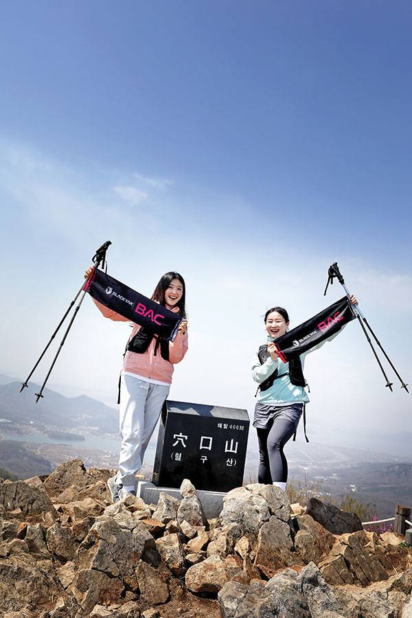 혈구산 정상에 오른 등산 5년차 최서윤씨와 3년차 이민정씨.
