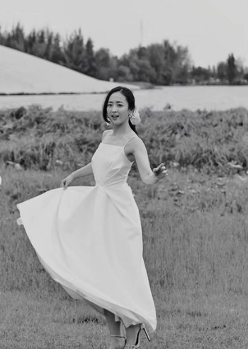 Actor Kim Min-jung showed off his beautiful figure.On the 19th, Kim Min-jung wrote, Would you like to continue sitting, dancing, or at the crossroads of choice, I want you to dance?In the black-and-white photo added, Kim Min-jung is dancing in a white dress. Kim Min-jung, with a large ribbon decoration on her tied hair, is walking around the field gracefully like a butterfly.The nurse who saw the picture said, I thought I was getting married when I saw the picture. I thought I was getting married. I left a comment saying that I am going to announce my marriage again.On the other hand, Kim Min-jung debuted in 1990 as MBCs best-selling theater widow, and appeared in the drama  ⁇   ⁇   ⁇   ⁇   ⁇ ,  ⁇   ⁇   ⁇   ⁇   ⁇   ⁇   ⁇ .