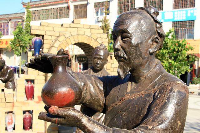 버스정류장에서 션허우고진으로 길에서 본 도공 조각상. ⓒ최종명