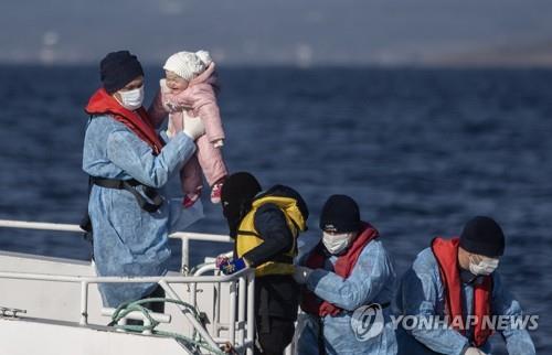 그리스 바다 떠돌다 튀르키예 경비대에 구조된 난민 아기 [EPA=연합뉴스 자료사진]