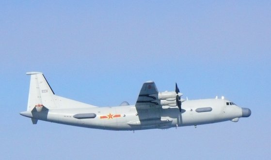 2019년 11월 카디즈에 진입 후 퇴각한 중국 군용기로 추정되는 Y-9 정찰기와 동일한 기종이 비행하는 모습. [일본 방위성]