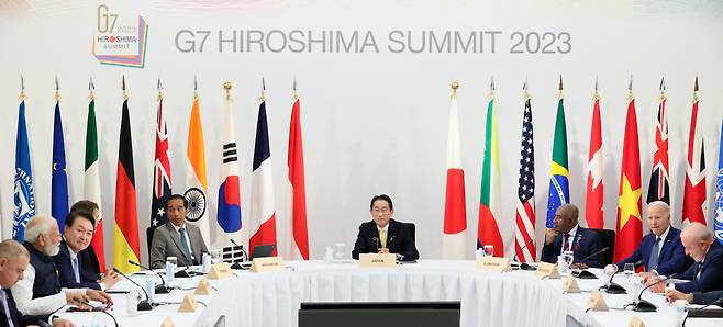 윤석열 대통령이 20일 일본 히로시마 그랜드 프린스 호텔에서 열린 G7 정상회의 확대세션에 참석하고 있다. [연합]