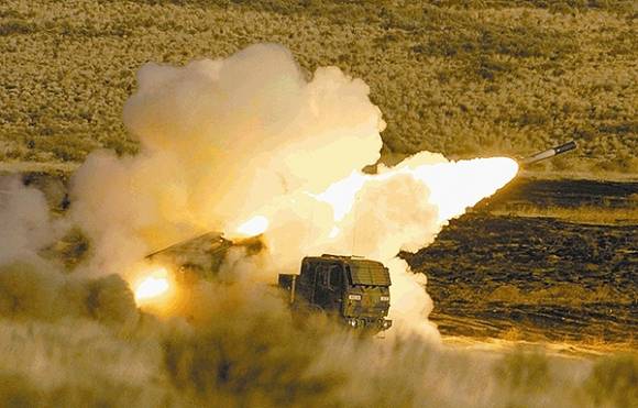 표적을 향해 불을 뿜고 있는 M142 하이마스(HIMARS). 미 육군 제공