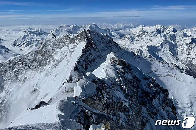 (서울=뉴스1) 김성식 기자 = 네팔의 한 셰르파(등산 안내인)가 22일 세계 최고봉 에베레스트(해발 8848.86m) 27회 등정에 성공했다. 사진은 에베레스트 모습. ⓒ AFP=뉴스1
