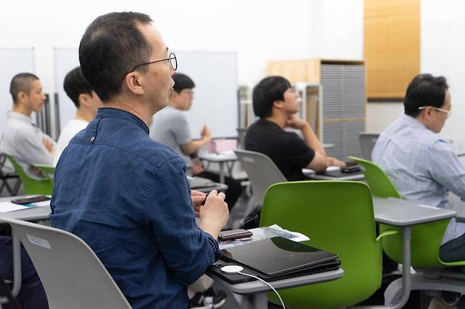 한 교육생이 강의를 듣고 있다. 출처=IT동아