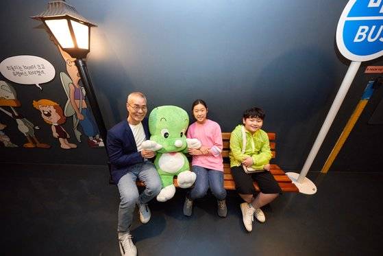 둘리뮤지엄 곳곳에는 사진을 남길 수 있는 공간이 있다. 둘리 인형과 기념사진을 남긴 김수정 작가와 소중 학생기자단.