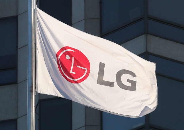 서울 영등포구 여의도 LG트윈타워에 걸린 깃발. 뉴시스