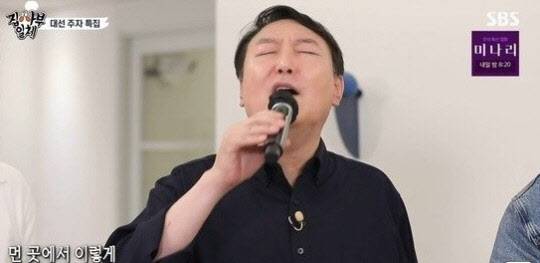대선 후보 시절 예능 프로그램 '집사부일체'에 출연해 노무현 전 대통령을 추모하며 노래를 부른 윤석열 대통령. SBS 방송화면 캡처