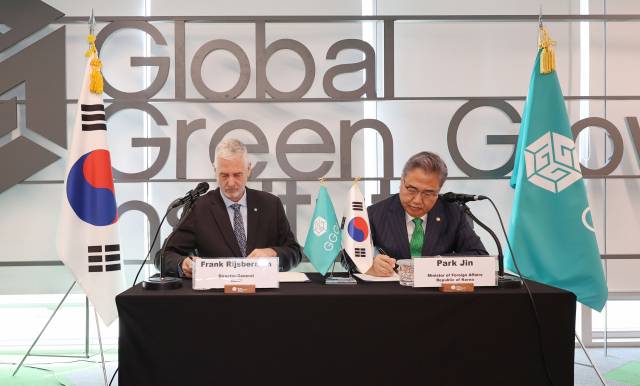 ▲19일 오전 서울 중구 글로벌녹색성장연구소에서 열린 외교부-글로벌녹색성장연구소(GGGI) MOU 서명식에서 박진 외교부 장관(오른쪽)과 프랭크 라이스베르만 GGGI 사무총장이 협약서에 서명을 하고 있다. ⓒ연합뉴스