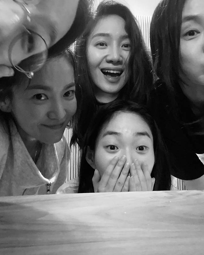Song Hye-kyo has released a photo of the home party.On the 22nd, Song Hye-kyo posted several pictures of himself with heart emoticons without any notice.Song Hye-kyo, actor Park Hyo-joo, Choi Hee-seo and model Shin Hyun-ji gathered together in the public photos.In particular, Song Hye-kyo has a variety of poses with Shin Hyun-ji, who is 15 years old, and Shin Hyun-ji, who is full of cuteness. .The beauty of Song Hye-kyo, which shines even without makeup, is admirable.Shin Hyun-ji, who saw Song Hye-kyos home party photo, commented, Its mine. He laughed following So-hees buzzword Its mineSo, Ki-eun commented, Its mine, its mine. So-hee also commented on Shin Hyun-ji, saying, Its mine.On the other hand, Song Hye-kyo had a lot of expectations for a So-hee and drama appearance, but it was disappointing that the appearance was misplaced. However, they still show their friendship and are loved by fans.Photo by Song Hye-kyo