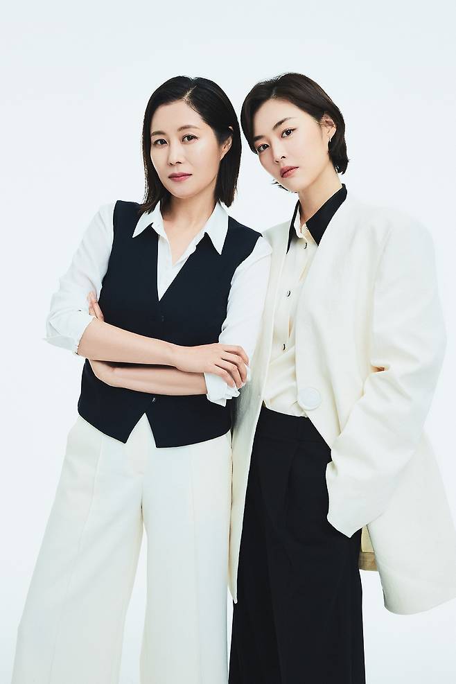 Walt Disney Pictures +s O Lizzy series Race has unveiled a picture of Lee Yeon-hee and Moon So-ris One Mans War.Lee Yeon-hee and Moon So-ri of Race, which has been well received for the realistic daily life of K-workers since its release on the 22nd, have been released with pictures of two One Mans War.What catches the eye at once in the picture is the chemistry of Lee Yeon-hee and Moon So-ri actors, who are reminiscent of a similar look with a combination of black and white colors.In Race, Spec is zero, but passion is full, and park yoon-jo (Lee Yeon-hee), who is sincere in work, joins Kim Se-yong and is the role model he dreams of and the best PR specialist in the industry Li Jing (Moon So-ri) and becomes a pacemaker for each other and goes on a life race.One Mans War Chemie is made even more prominent by the appearance of two people who show a natural match that reflects the relationship between  ⁇  Shin Yoon-jo and  ⁇  Li Jing  ⁇  who influence each other and grow up.The two actors showed a special affection for Shin Yoon-jo and Li Jing in Race.Lee Yeon-hee expressed his respect for Li Jing, saying that Shin Yoon-jo wants to be like that and that it is literally a roll model itself that makes him dream of being like that. Moon So-ri said that  ⁇  park yoon-jo  ⁇  is a person who has learned a lot from Li Jing  ⁇ , who has been through a lot of things and has been a little tired.Shin Yoon-jo  ⁇  and  ⁇  Li Jing  ⁇ , who give good stimulation to each other beyond age and position, stimulate anticipation about what Race will be like in the future.Walt Disney Pictures +s O Lizzy series Race is a K-Office drama that struggles to survive in a variety of workplaces, with park yoon-jo, who joined a large company with no spec but passion, Lee Yeon-hee, Hong Jonghyun, Moon So-ri, and Jung Yoon-ho.The office drama Race will be released on Walt Disney Pictures + every Wednesday at 4:00 pm.Photo by Walt Disney Pictures Korea