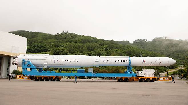 한국형발사체 누리호(KSLV-Ⅱ)가 지난해 6월 2차 발사 당시 전남 고흥군 나로우주센터 조립동에서 발사대로 이송되고 있다. /한국항공우주연구원 제공