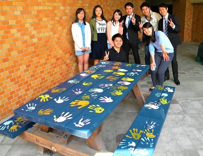 시바조노 단지의 주민 간 교류 활동을 돕는 대학생과 고등학생 단체인 ‘시바조노 가교 프로젝트’ 자원봉사자들. 핸드프린팅이 있는 단지 안 벤치는 한때 중국인을 혐오하는 내용의 낙서로 가득했다.