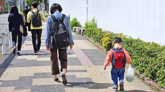 지난달 11일 시바조노 단지로 향하는 길. 중국어로 묻는 엄마에게 아이는 중국어와 일본어를 섞어 답했다. 가와구치=이영근 기자