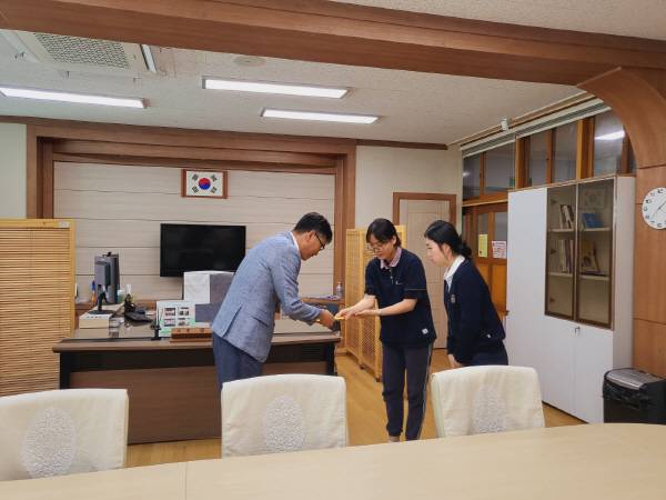 부산 영도여고 학생들이 지난 17일 고(故) 황예서 양 추모를 위한 성금을 청동초에 전달했다. 성금은 학교에서 예서 양 가족에게 전했다. 영도여고 제공