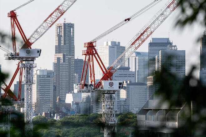 지난 5월 4일 일본 도쿄 신주쿠의 한 건설현장의 모습. 최근 일본 정부 발표에 따르면 지난 1분기 국내총생산(GDP)은 전분기 대비 0.4% 증가하며 3분기 만에 플러스 성장했다. [AFP]