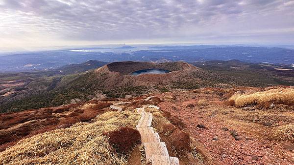 가라쿠니다케에서 오나미이케로 하산하는 나무계단 길은 한 장의 그림엽서처럼 아름답다.