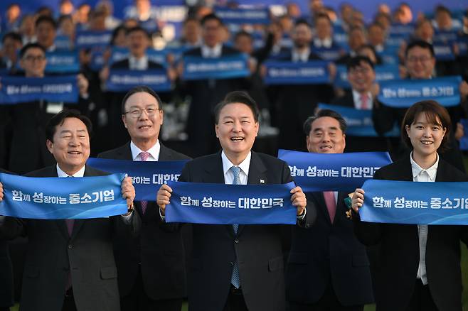 윤석열 대통령이 23일 서울 용산 대통령실 잔디마당에서 열린 '2023 대한민국 중소기업인대회'에서 참석자들과 "'함'께 '성'장하는 대한민국"(함성 대한민국 선포식) 퍼포먼스를 하고 있다. /연합뉴스