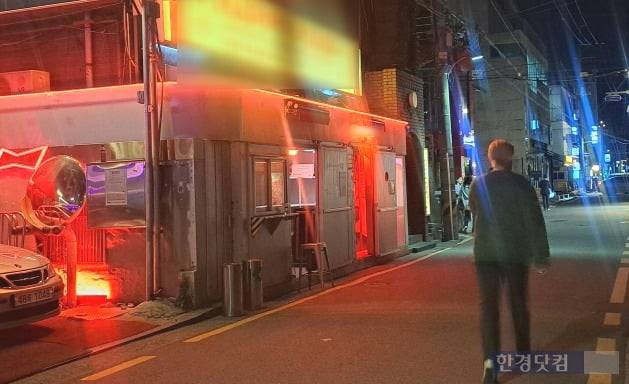 '헌팅 메카'로 유명한 압구정로데오의 한 라운지바 앞이 한산한 모습. /사진=김세린 기자