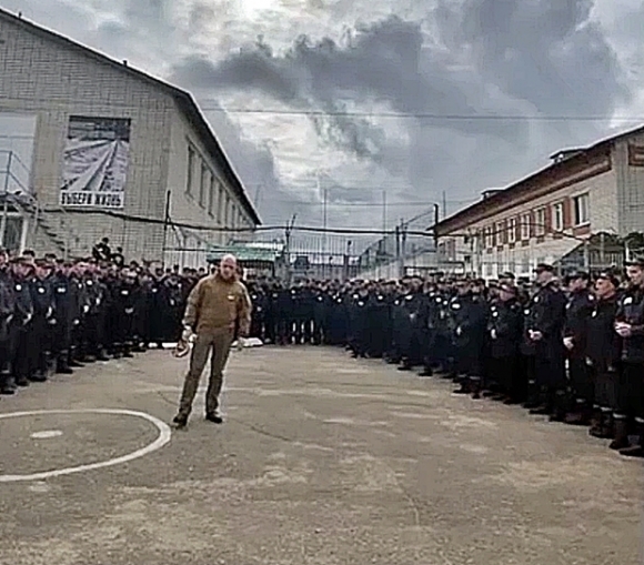 민간용병기업(PMC) 수장 예브게니 프리고진이 길게 늘어선 죄수들 앞에서 연설하는 모습. 2022.09. 14 러시아 크리미널 제공
