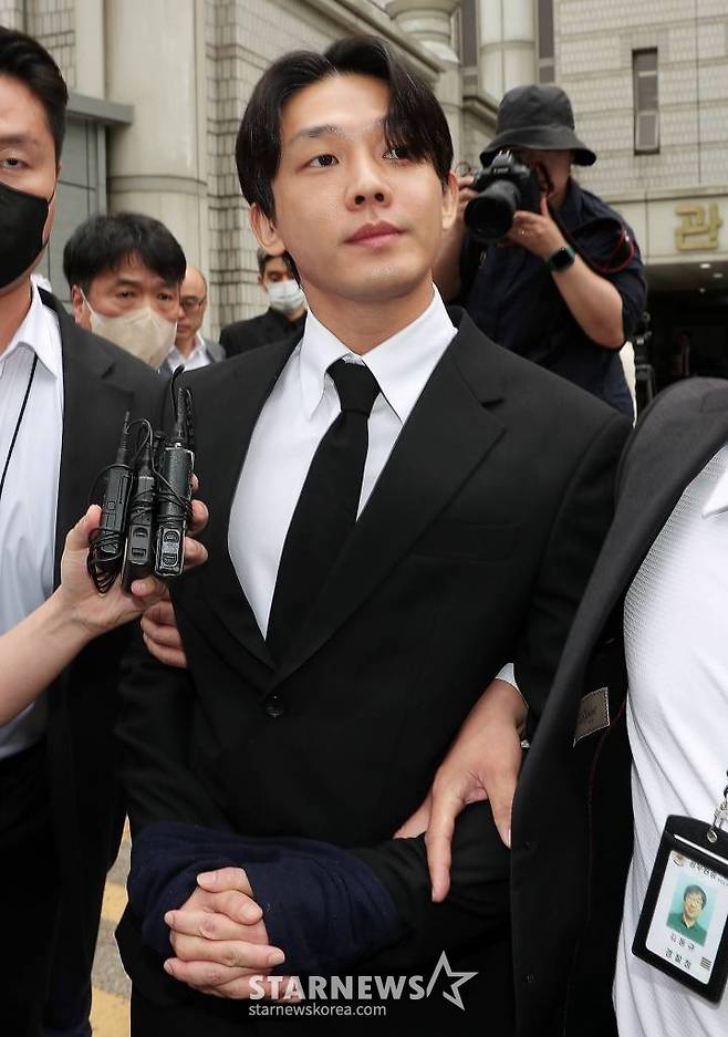 마약류 관리에 관한 법률 위반 혐의를 받고 있는 배우 유아인(본명 엄홍식)이 24일 서울 서초구 중앙지방법원에서 진행된 구속전피의자심문(영장실질심사)을 마친 뒤 호송차량으로 향하고 있다. 2023.05.24 /사진=김창현 기자 chmt@