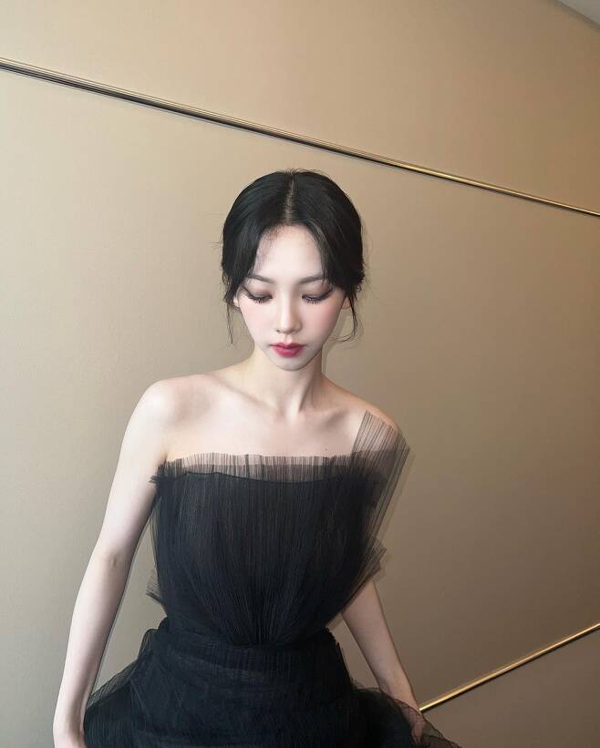 Aespa Karina reports from Cannes.On the 25th, Aespa Karina posted several photos on SNS.In the released photogram, Karina, wearing a black-colored off-shoulder tulle dress, exuded a variety of charms, ranging from a photogram staring at the camera to a photogram that seems to emphasize long necks and accessories, and a photogram with a V-pose and naturalness.The netizens who watched the photograph are responding to  ⁇  Karina is a god,  ⁇   ⁇   ⁇   ⁇ ,  ⁇   ⁇   ⁇   ⁇   ⁇ ,  ⁇   ⁇   ⁇   ⁇   ⁇   ⁇   ⁇   ⁇   ⁇   ⁇   ⁇   ⁇   ⁇   ⁇   ⁇   ⁇   ⁇   ⁇   ⁇   ⁇   ⁇   ⁇   ⁇   ⁇   ⁇   ⁇   ⁇ .Meanwhile, Aespa was invited to the 76th Cannes International Film Festival as Chopards ambassador and became the first K-pop group to take on the Cannes Red Carpet since the launch of the Cannes Film Festival.iMBC  ⁇  Photograph Source Karina SNS