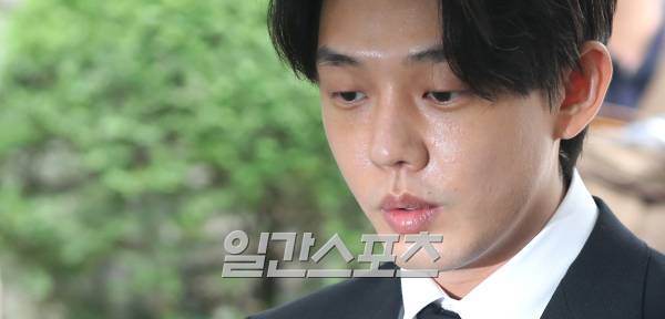 '상습 마약 투약' 혐의를 받는 배우 유아인이 24일 오전 서울 서초구 서울중앙지방법원에서 열린 구속 전 피의자 심문(영장실질심사)을 받기 위해 법원으로 들어서고 있다. 서병수 기자 qudtn@edaily.co.kr /2023.05.24/