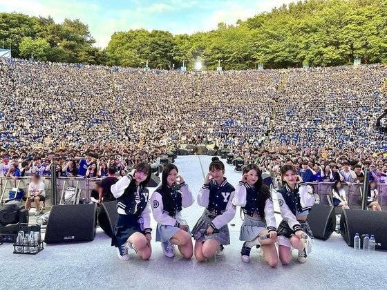20일 연세대 노천극장에서 열린 '아카라카'에서 걸그룹 아이브(IVE)가 공연하고 있다. 사진 아이브 인스타그램