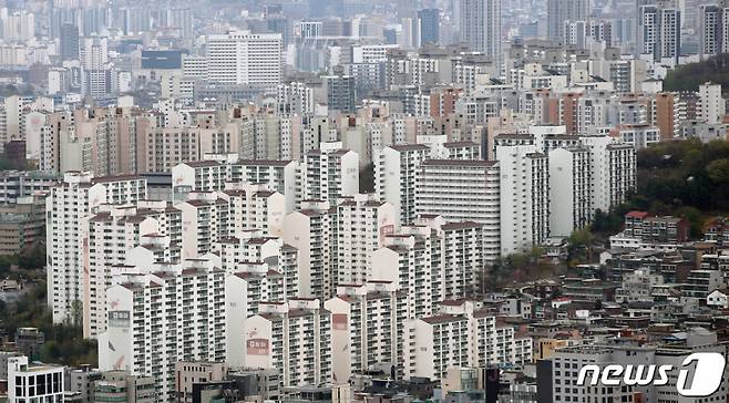 (서울=뉴스1) 김민지 기자 = 국토교통부는 4일 국무회의에서 최장 10년이던 수도권 아파트 분양권 전매제한 기간을 최대 3년으로 단축하는 주택법 시행령 개정안이 의결됐다고 밝혔다. 이에 따라 오는 7일부터 수도권 공공택지와 규제지역은 3년, 과밀억제권역은 1년, 그 외 지역은 6개월로 완화된다. 또 비수도권 공공택지와 규제지역은 1년, 광역시 도시지역은 6개월, 그 외 지역은 전매제한이 폐지된다. 사진은 이날 오후 서울 남산에서 바라본 아파트 단지 모습. 2023.4.4/뉴스1 Copyright (C) 뉴스1. All rights reserved. 무단 전재 및 재배포 금지.